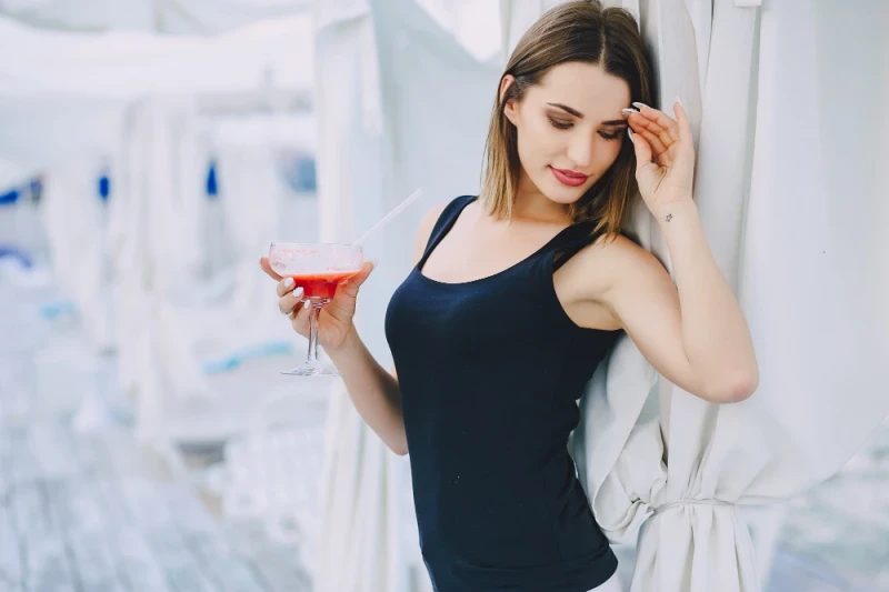 Cocktail attire: Ce înseamnă și ce piese funcționează cel mai bine