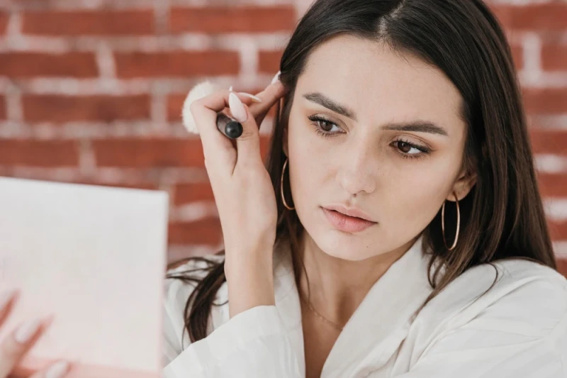 Produse Benefit pentru sprâncene: cum alegi între creion și gel